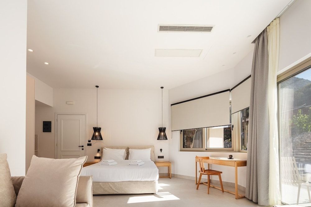 Luxury Suite, 1 King Bed with Sofa bed, Non Smoking, Courtyard View
