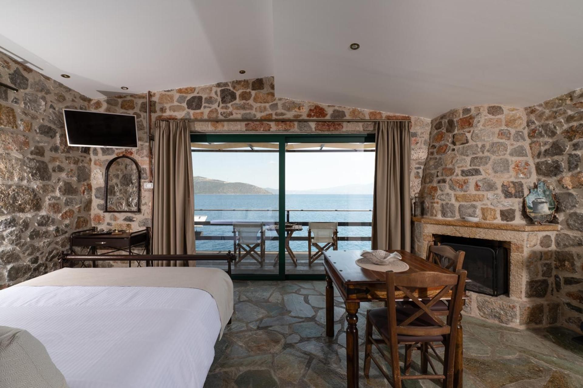 Junior Suite with Sea View and Fireplace