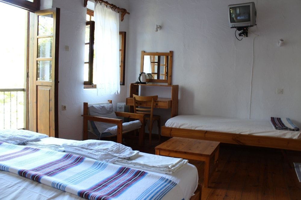 Sotos Pension Triple Room 3