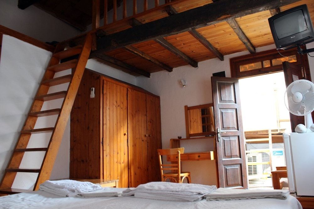 Sotos Pension Quadruple Room 7