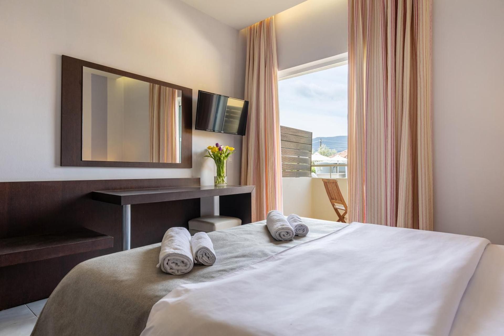 Standard room with pool view