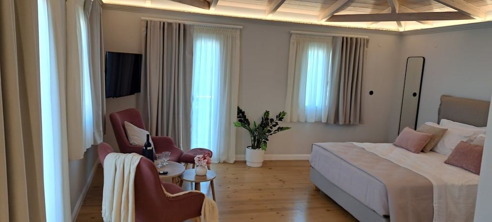 VERANI SUITES Deluxe Suite (Themis) 9