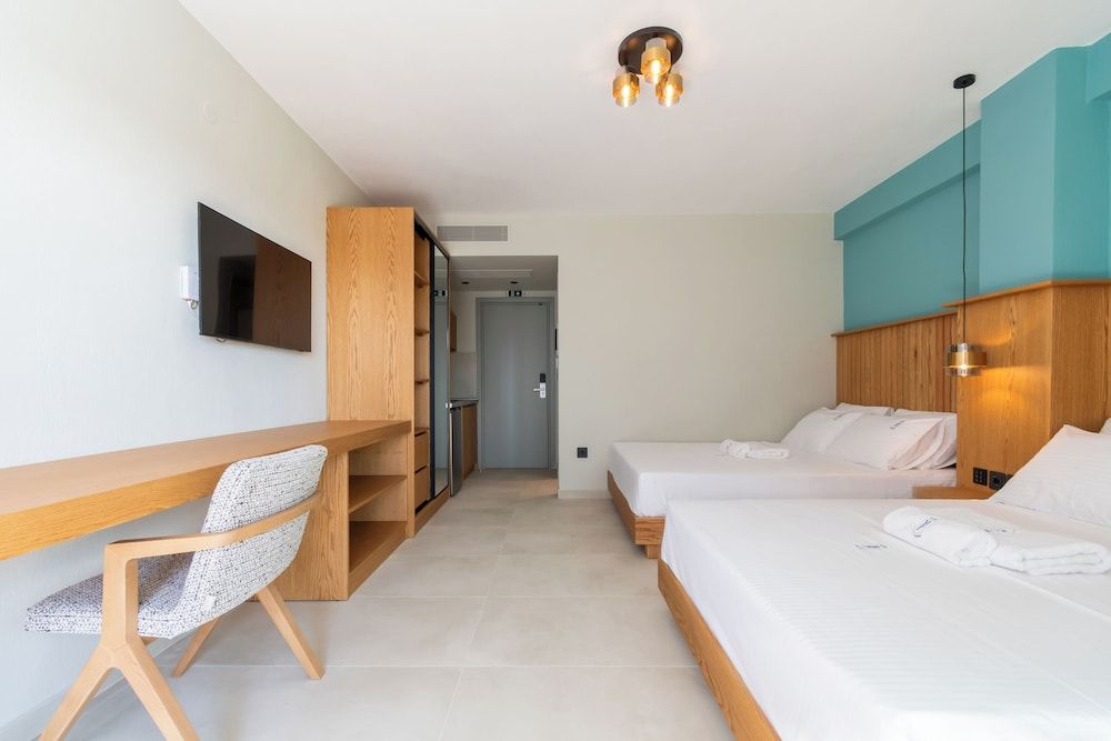 HP Family Suites Junior Room, 2 Queen Beds, Balcony, Partial Sea View 4