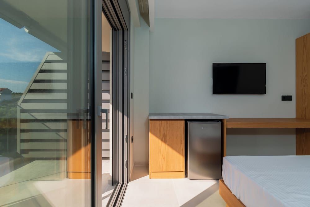 HP Family Suites Junior Room, 1 Queen Bed, Balcony, Partial Sea View 12