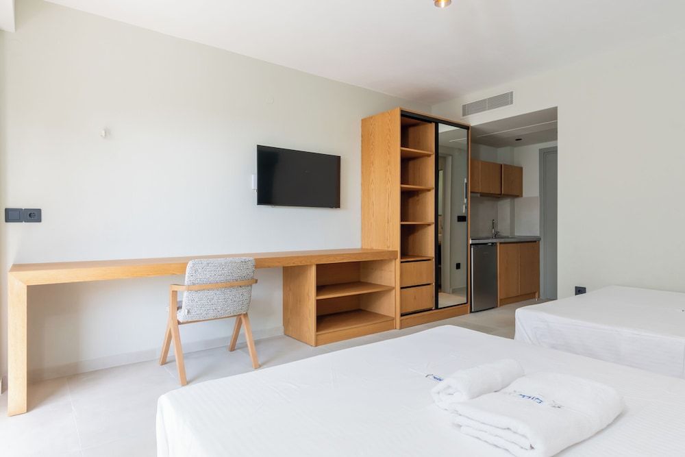 HP Family Suites Junior Room, 2 Queen Beds, Balcony, Partial Sea View