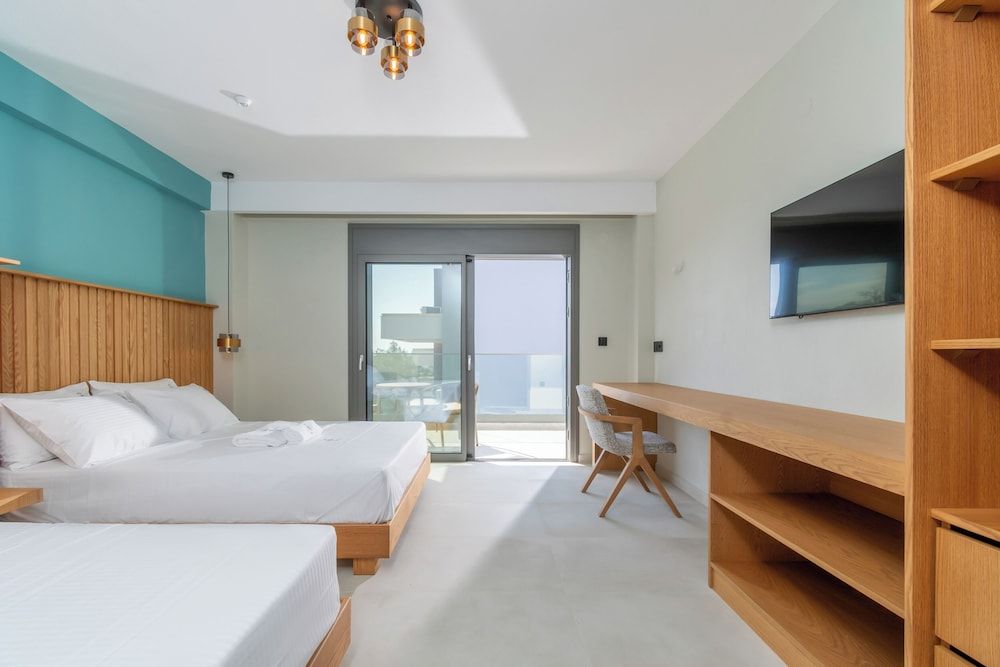 HP Family Suites Junior Room, 2 Queen Beds, Balcony, Partial Sea View 2