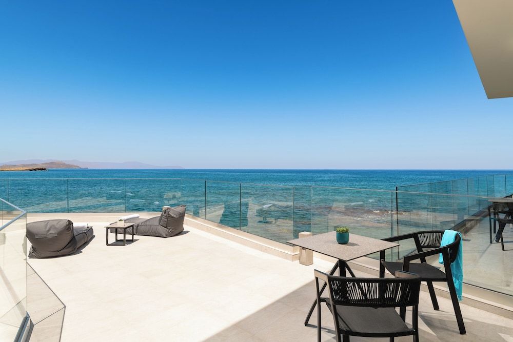Sunlounge Seafront Suite with Indoor Hot tub
