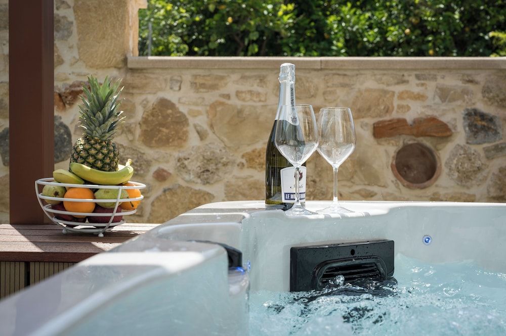 D'Oro Villas Deluxe Villa, 1 Queen Bed with Sofa bed, Kitchen, Garden View 7