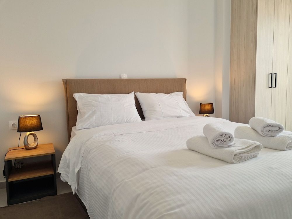 10 Apartments & Suites Athens Penthouse Suite. Park View