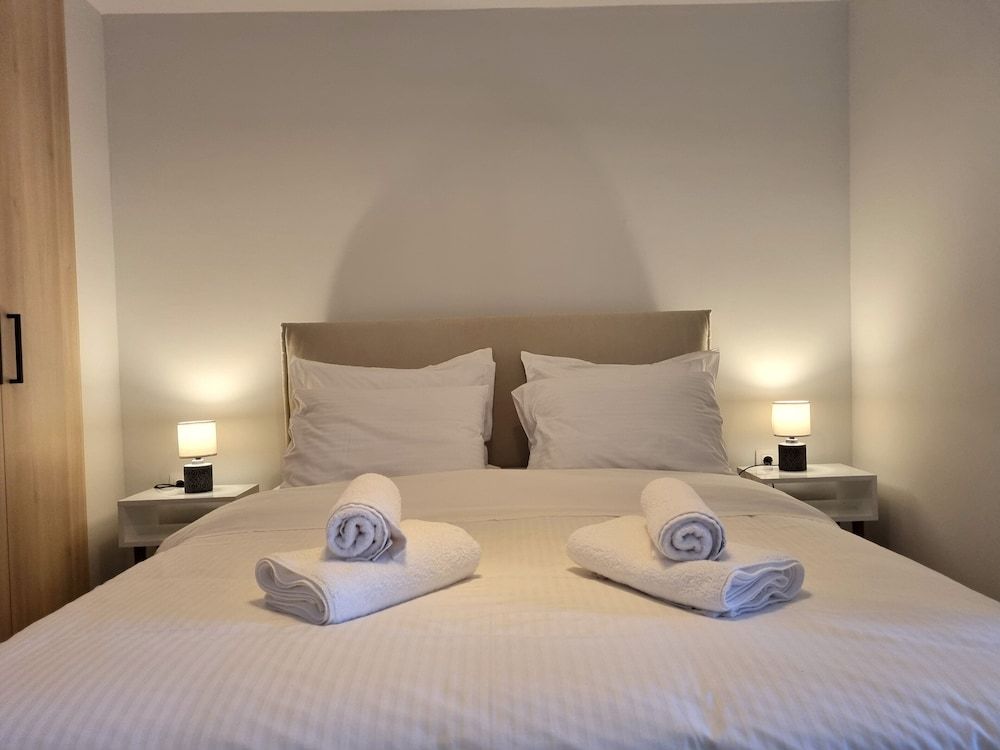 10 Apartments & Suites Athens Junior Suite, Park View 2