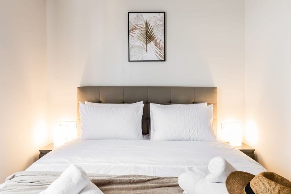 Spacious and Sunlit Seaside Flat Apartment 9