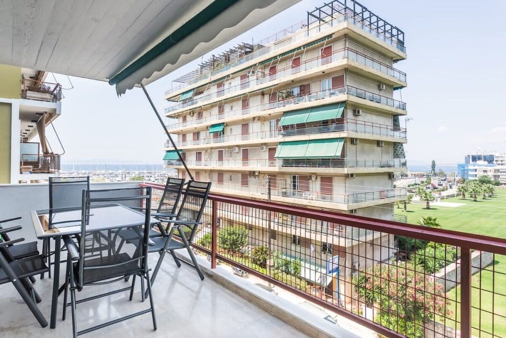 Spacious and Sunlit Seaside Flat Apartment 13