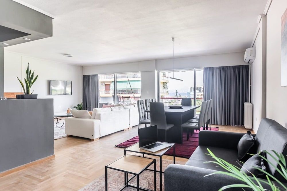 Spacious and Sunlit Seaside Flat Apartment 32