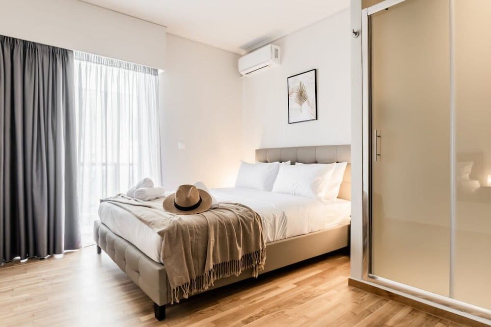 Spacious and Sunlit Seaside Flat Apartment 6