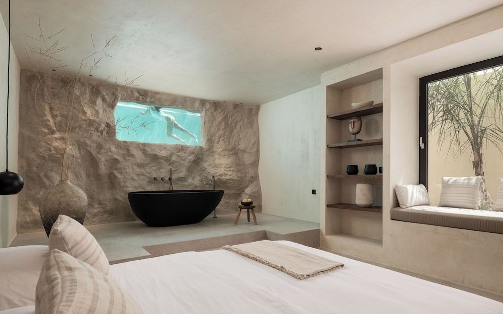 Signature Private Pool Suite