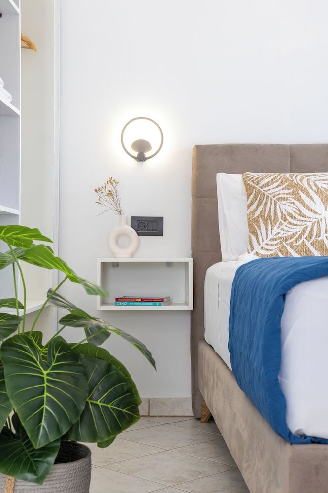 Your Destination Deluxe Apartment 8