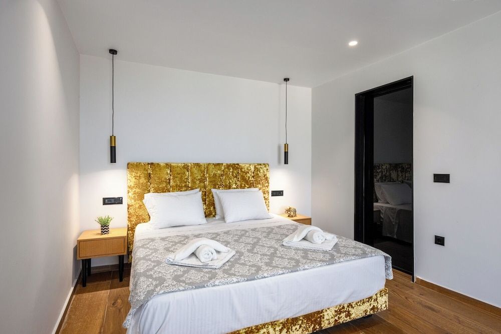 Deluxe Suite, Balcony, Partial Sea View