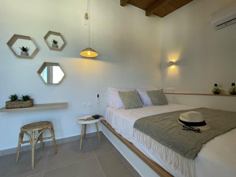 HARBOUR LIGHTS by Smaris Collection Deluxe Studio, Balcony, Sea View 2