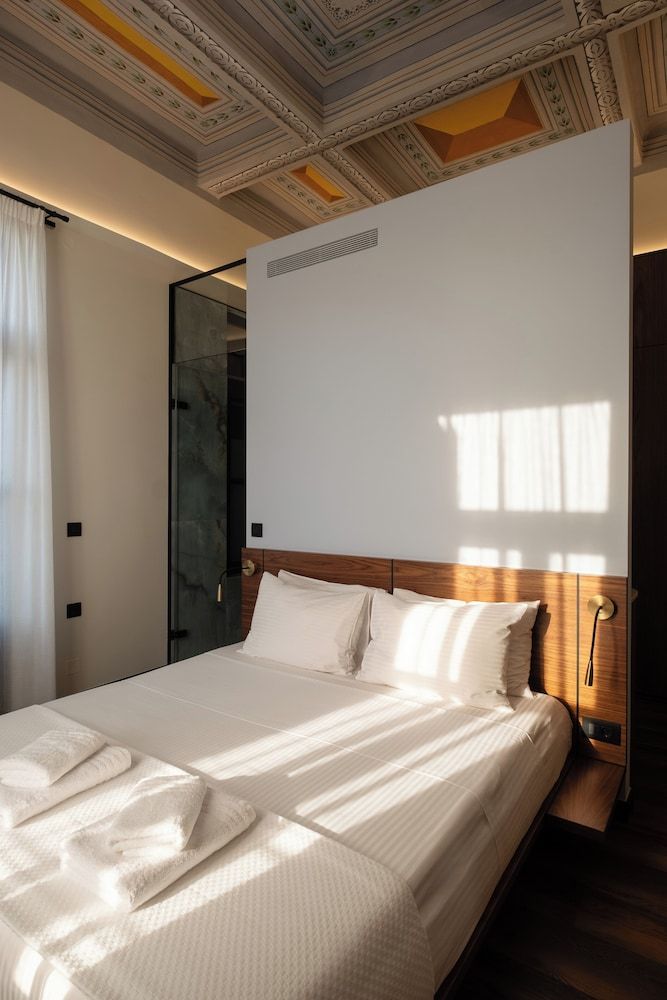 Deluxe Suite, 1 Queen Bed, Non Smoking, Balcony