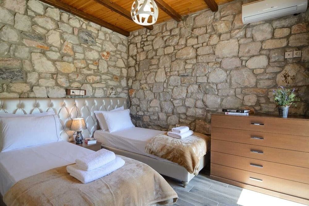 Dorida | Two-Bedroom Maisonette with Sea View Balcony