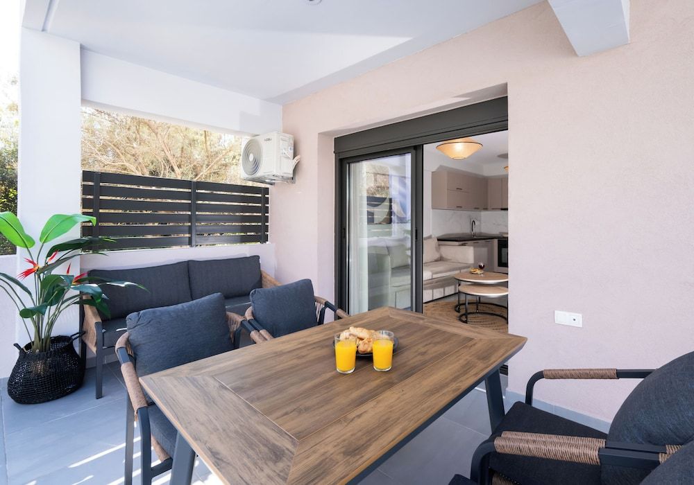 Deluxe Apartment, 1 Bedroom, Poolside
