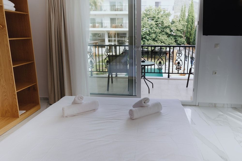 Standard Suite, Balcony, Pool View