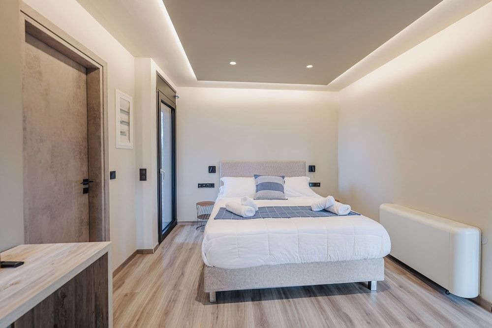 Family Apartment, Multiple Bedrooms (Kourouta Luxury Suites with Pool nr3)
