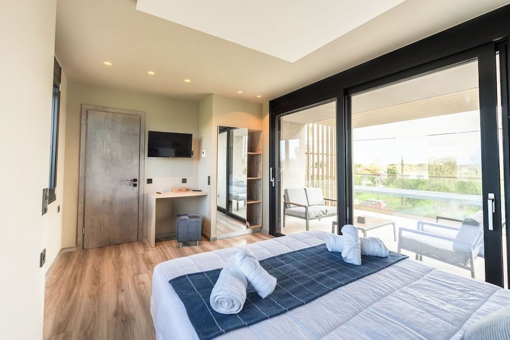 Family Apartment, Multiple Bedrooms (Kourouta Luxury Suites with Pool nr4)