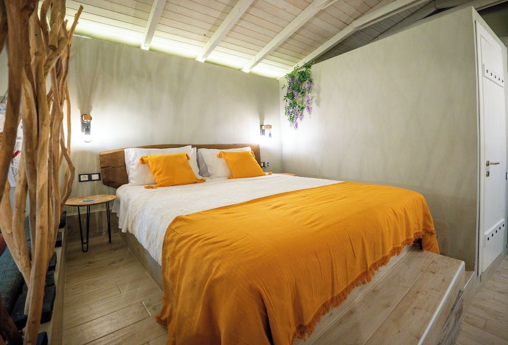 Vayas Residences Legacy Cottage, Garden View 5