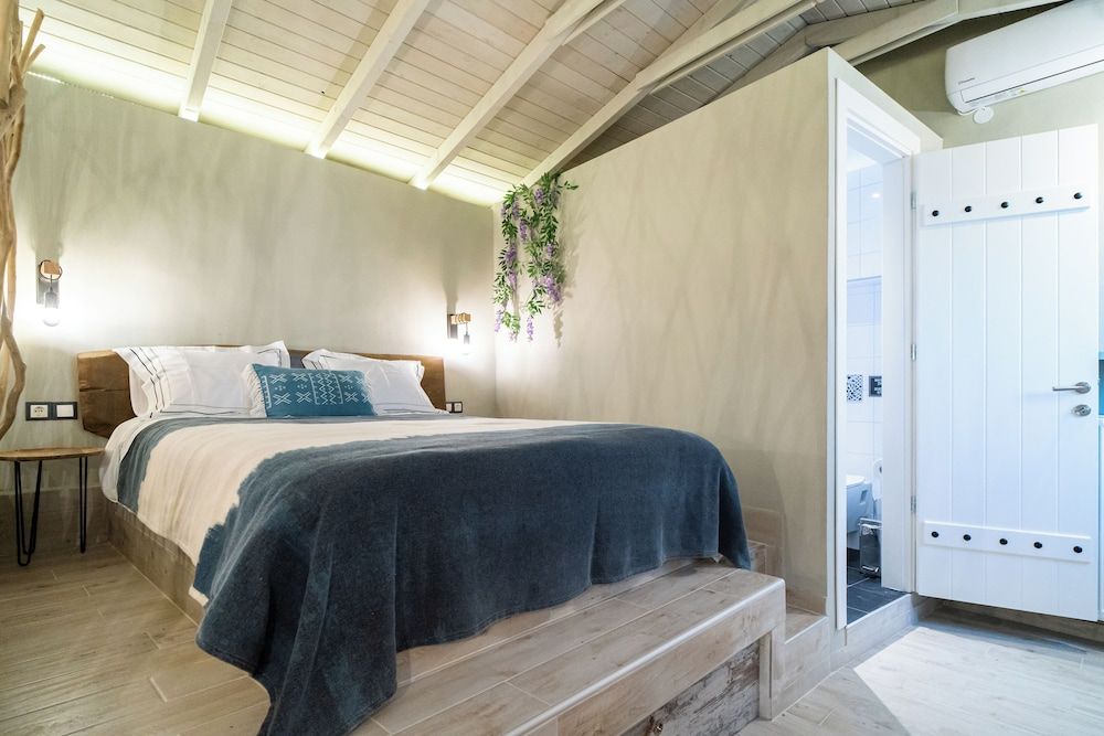 Vayas Residences Legacy Cottage, Garden View 14