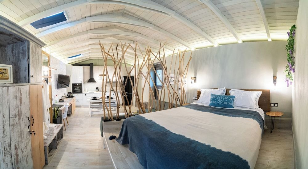 Vayas Residences Legacy Cottage, Garden View 11