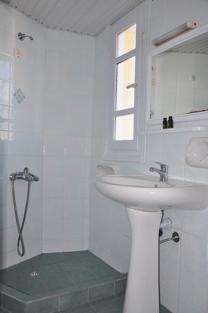 Helen Suites Classic Triple Room, Balcony, City View 12