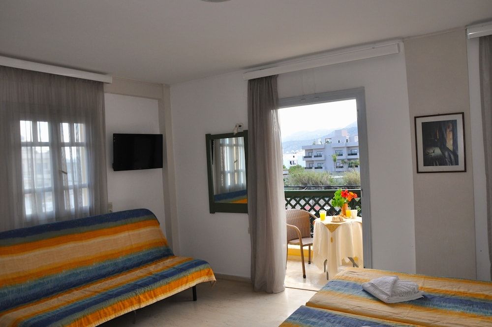 Helen Suites Classic Triple Room, Balcony, City View 15