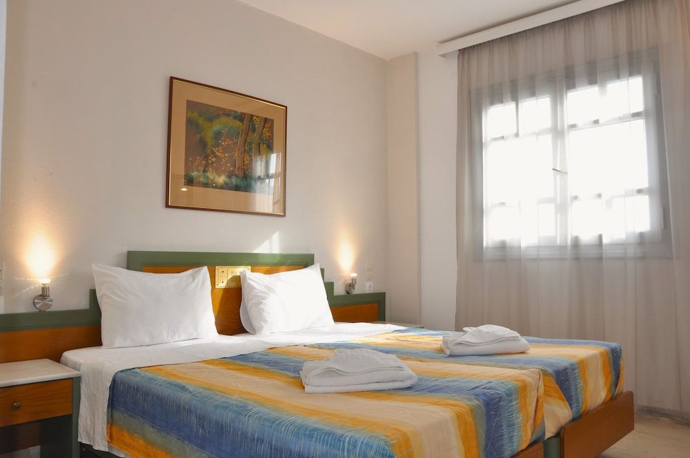 Helen Suites Classic Triple Room, Balcony, City View 2