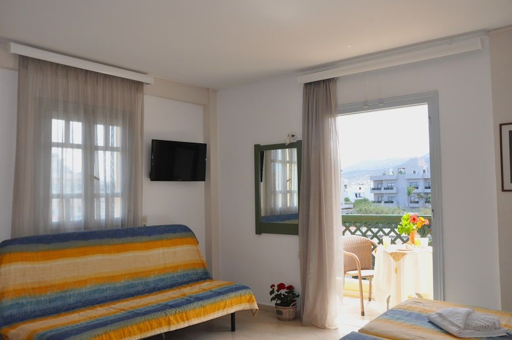 Helen Suites Classic Triple Room, Balcony, City View 7