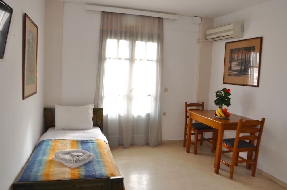 Helen Suites Classic Triple Room, Balcony, City View 8