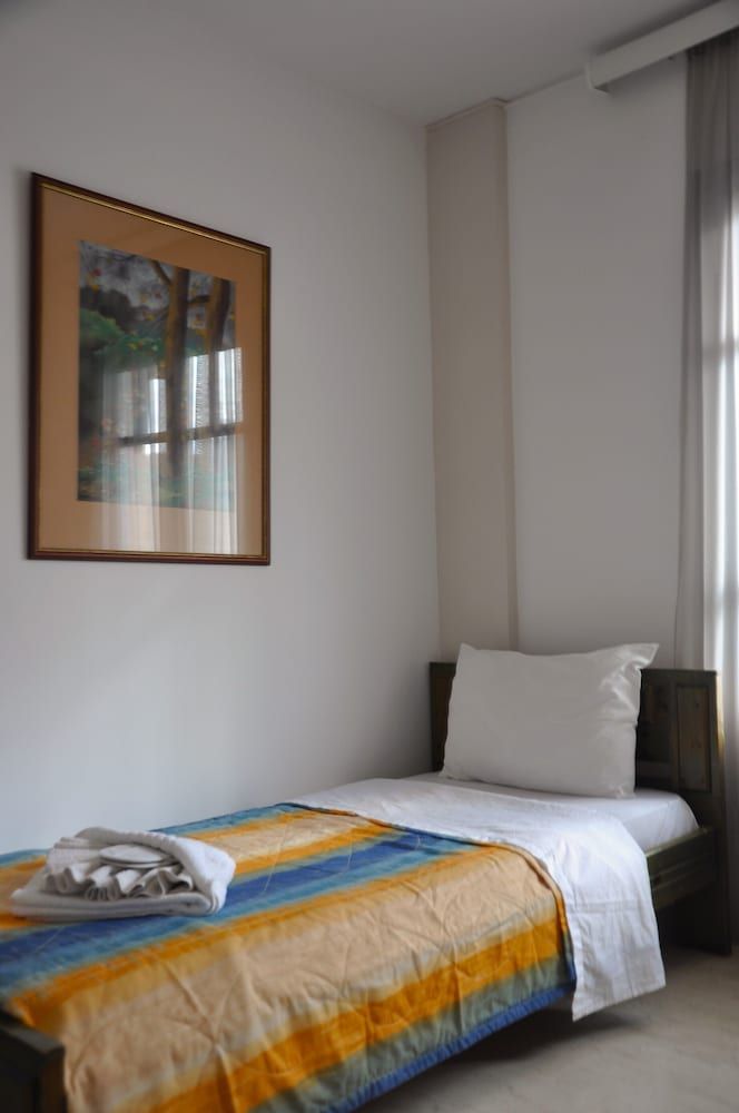 Helen Suites Classic Triple Room, Balcony, City View 9