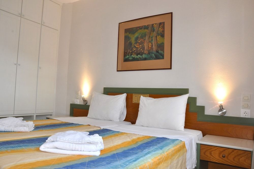 Helen Suites Classic Triple Room, Balcony, City View 4