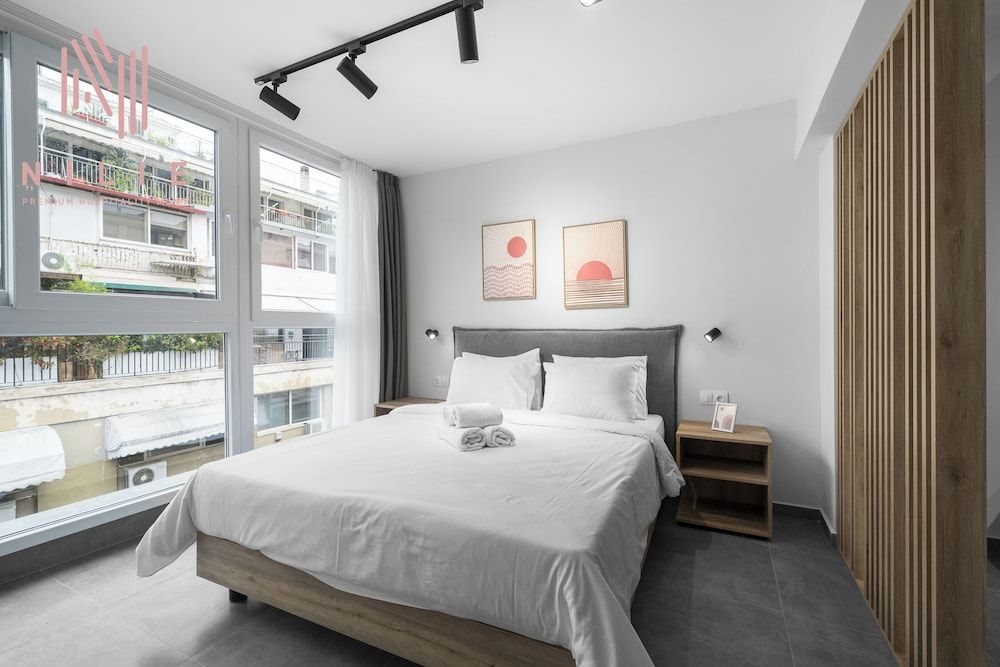Studio, Balcony