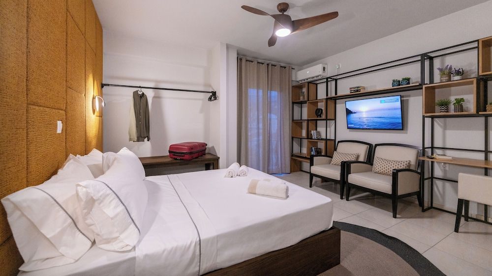 Luxury Suite, 1 Queen Bed, Balcony, Sea View