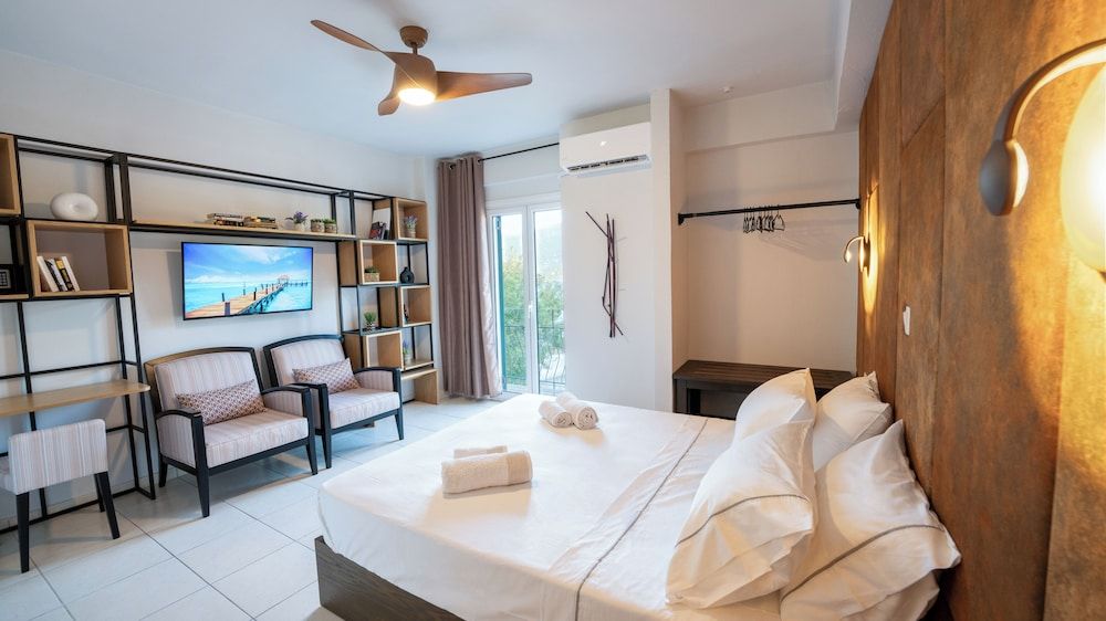 Business Suite, 1 Queen Bed, Balcony, Sea View