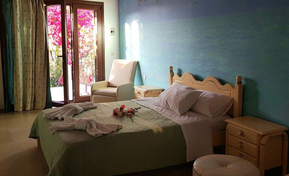 Design Studio, 1 Double or 2 Twin Beds