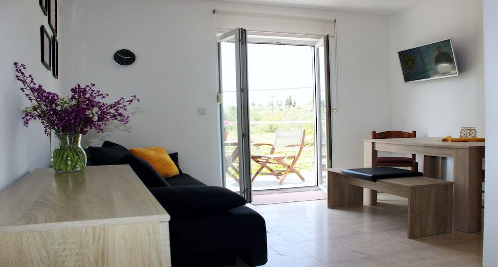 Comfort Apartment, 1 Queen Bed with Sofa bed, Balcony, Hill View