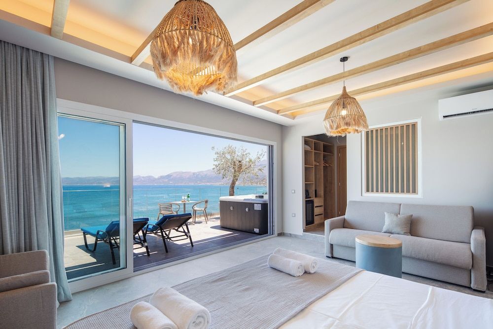 Skipper Beachfront Suites Master Suite with Panoramic Sea View & Outdoor Jetted Tub 3