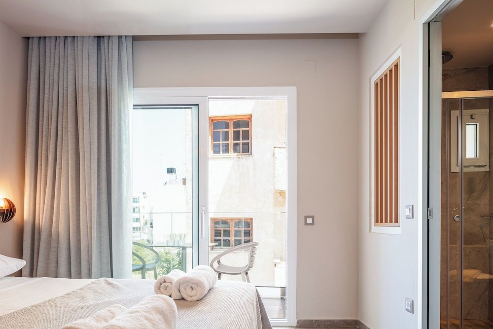 Skipper Beachfront Suites Junior Suite, Partial Sea View 9