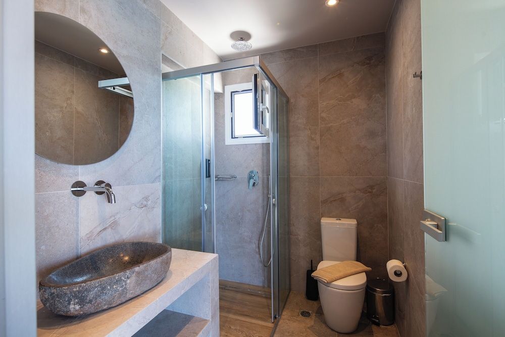 Skipper Beachfront Suites Master Suite with Panoramic Sea View & Outdoor Jetted Tub 6