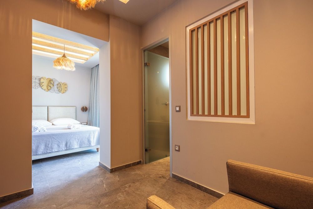 Skipper Beachfront Suites Junior Suite (Inland View)