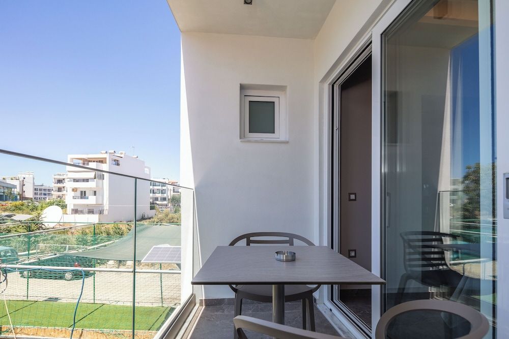 Skipper Beachfront Suites Junior Suite (Inland View) 3