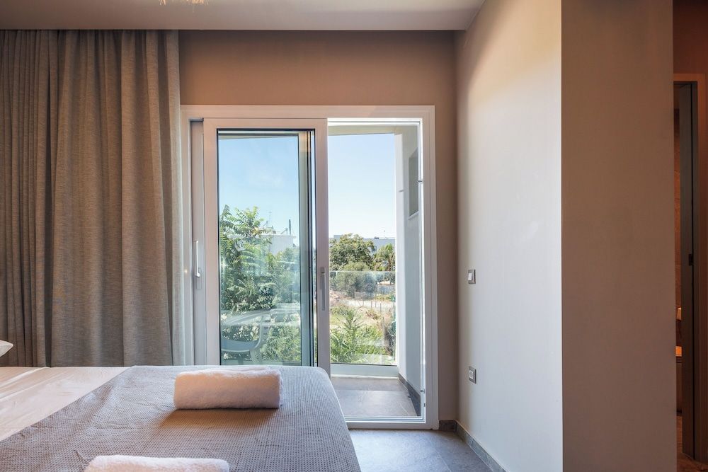 Skipper Beachfront Suites Junior Suite (Inland View) 7