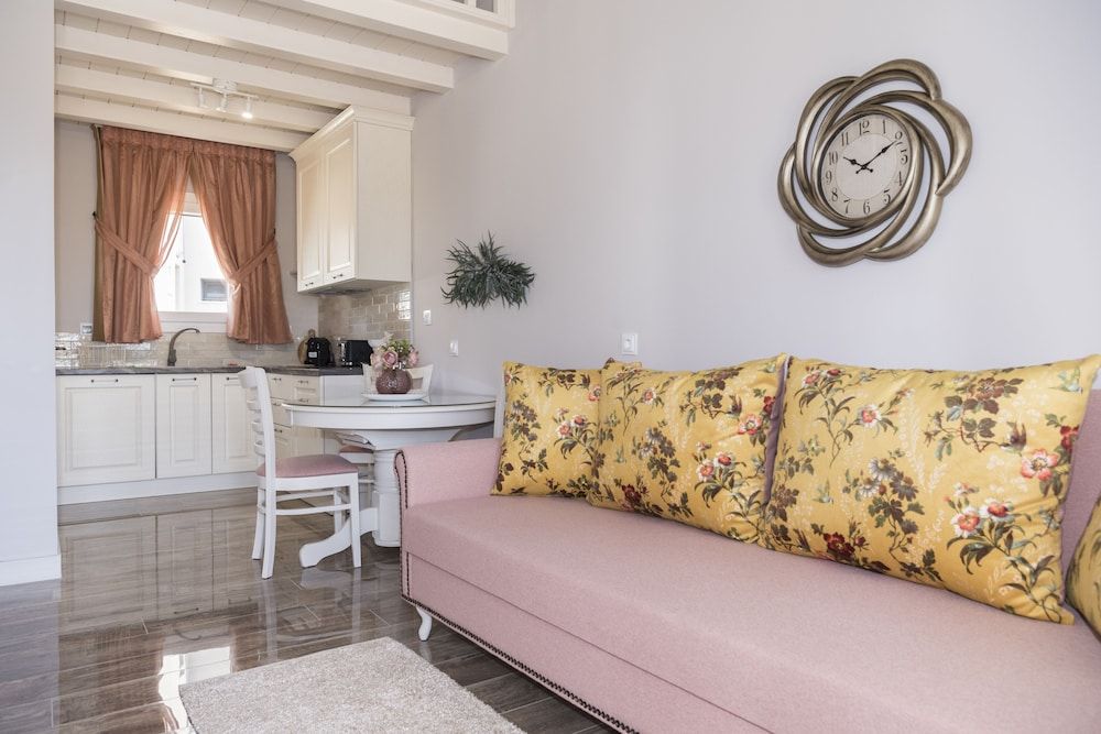 Nafsika Suites